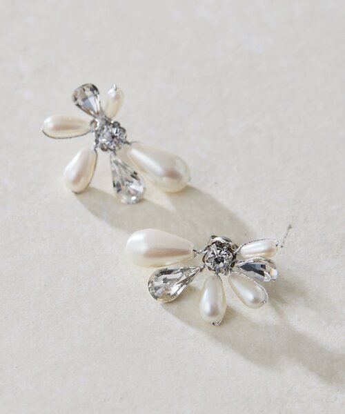 ear PAPILLONNER(イアパピヨネ)の「花びら雫パールピアス(ピアス(両耳用)・レディース・シルバー/ゴールド・FREE)」の3枚目の写真