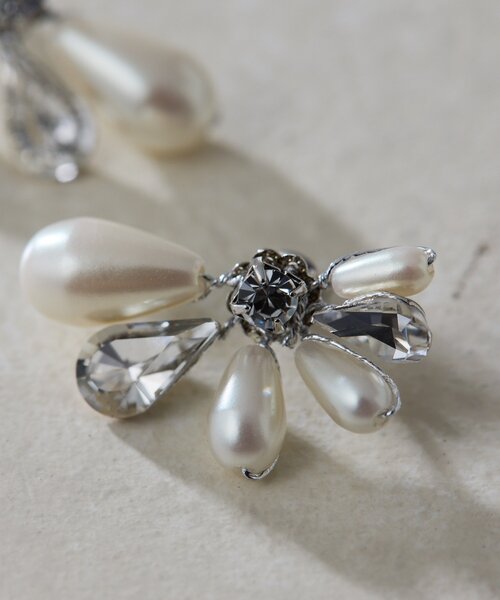 ear PAPILLONNER(イアパピヨネ)の「花びら雫パールピアス(ピアス(両耳用)・レディース・シルバー/ゴールド・FREE)」の4枚目の写真