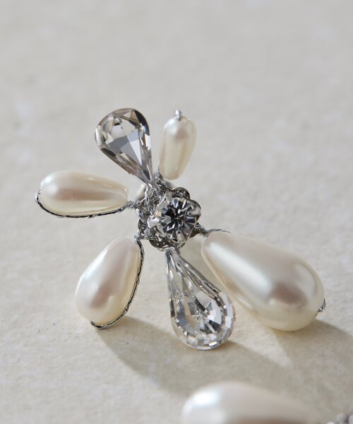 ear PAPILLONNER(イアパピヨネ)の「花びら雫パールピアス(ピアス(両耳用)・レディース・シルバー/ゴールド・FREE)」の5枚目の写真