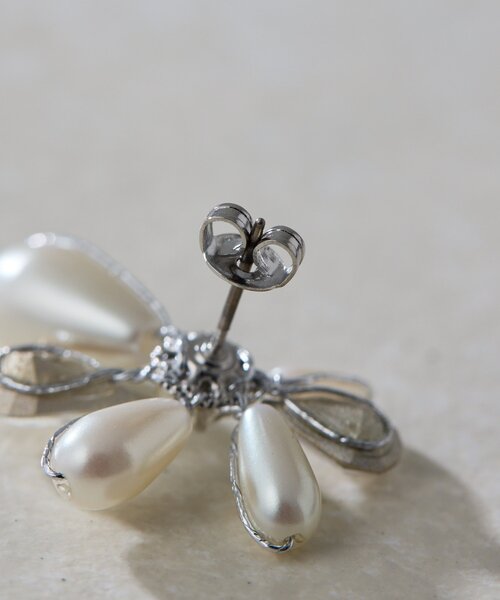 ear PAPILLONNER(イアパピヨネ)の「花びら雫パールピアス(ピアス(両耳用)・レディース・シルバー/ゴールド・FREE)」の6枚目の写真