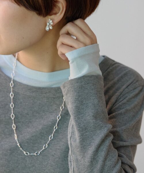 ear PAPILLONNER(イアパピヨネ)の「花びら雫パールピアス(ピアス(両耳用)・レディース・シルバー/ゴールド・FREE)」の7枚目の写真