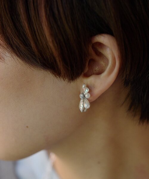 ear PAPILLONNER(イアパピヨネ)の「花びら雫パールピアス(ピアス(両耳用)・レディース・シルバー/ゴールド・FREE)」の8枚目の写真