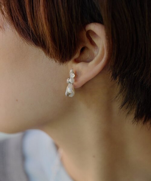 ear PAPILLONNER(イアパピヨネ)の「花びら雫パールピアス(ピアス(両耳用)・レディース・シルバー/ゴールド・FREE)」の9枚目の写真