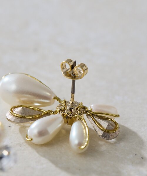 ear PAPILLONNER(イアパピヨネ)の「花びら雫パールピアス(ピアス(両耳用)・レディース・シルバー/ゴールド・FREE)」の12枚目の写真