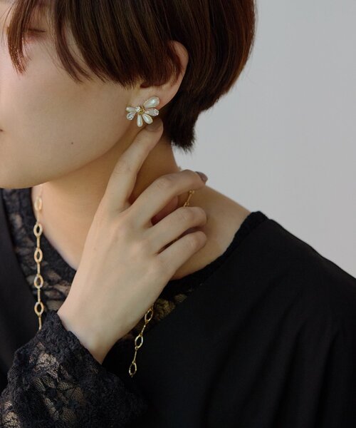 ear PAPILLONNER(イアパピヨネ)の「花びら雫パールピアス(ピアス(両耳用)・レディース・シルバー/ゴールド・FREE)」の13枚目の写真