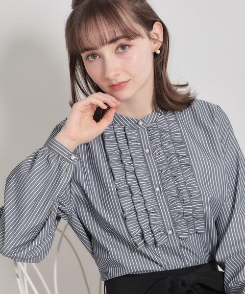 couture brooch（クチュールブローチ）の「【通勤・着映え】ストライプ フリルブラウス（シャツ/ブラウス・レディース・ブルー系2/ネイビー系2・36/38/40/42）」の2枚目の写真