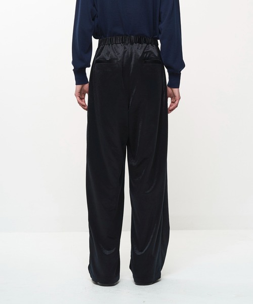 Juha（ユハ）の「SOFT VELOUR WIDE PANTS（スラックス・メンズ・レッド/ブラック・4/3/2）」の5枚目の写真
