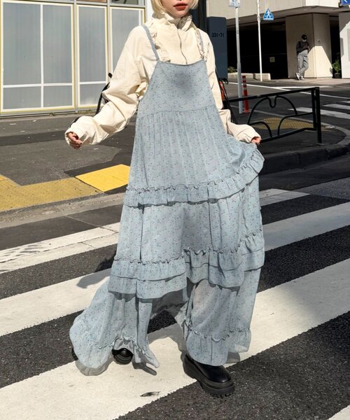 w closet（ダブルクローゼット）の「花柄ティアードキャミワンピース（ワンピース・レディース・ブルー/ブラック/アイボリー/オレンジ・FREE）」の4枚目の写真