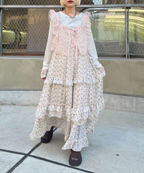 w closet（ダブルクローゼット）の「花柄ティアードキャミワンピース（ワンピース・レディース・ブルー/ブラック/アイボリー/オレンジ・FREE）」の2枚目の写真