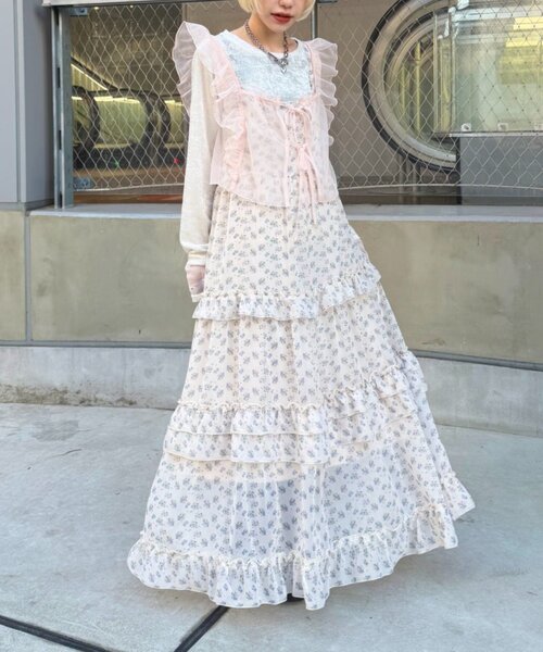 w closet（ダブルクローゼット）の「花柄ティアードキャミワンピース（ワンピース・レディース・ブルー/ブラック/アイボリー/オレンジ・FREE）」の5枚目の写真