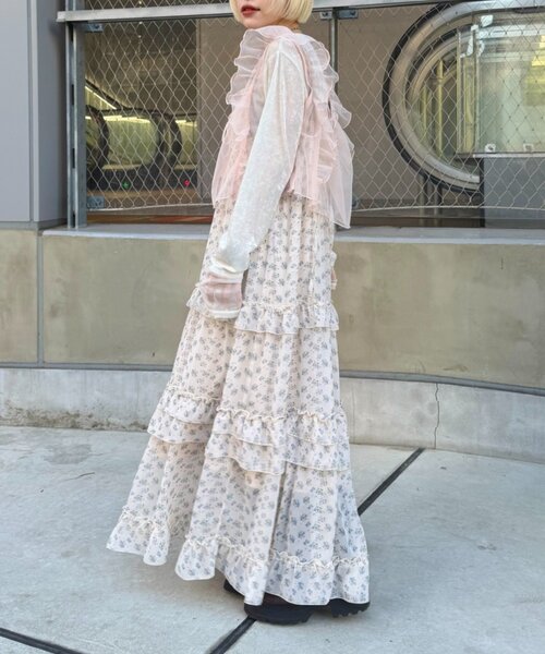 w closet（ダブルクローゼット）の「花柄ティアードキャミワンピース（ワンピース・レディース・ブルー/ブラック/アイボリー/オレンジ・FREE）」の6枚目の写真