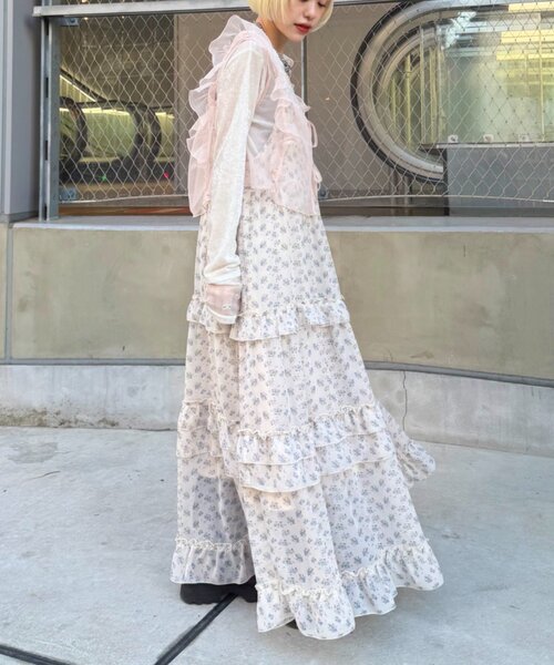 w closet（ダブルクローゼット）の「花柄ティアードキャミワンピース（ワンピース・レディース・ブルー/ブラック/アイボリー/オレンジ・FREE）」の8枚目の写真