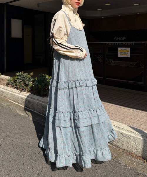 w closet（ダブルクローゼット）の「花柄ティアードキャミワンピース（ワンピース・レディース・ブルー/ブラック/アイボリー/オレンジ・FREE）」の17枚目の写真