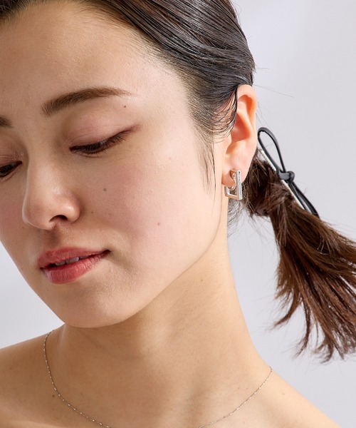 CALIN STANDARD(カリンスタンダード)の「◆金属アレルギー対応◆◆made in japan◆【痛くない】【落ちにくい】【ストレスフリーな着け心地】ロングスクエア グランループフィットイヤリング(イヤリング・レディース・シルバー/ゴールド・FREE)」の5枚目の写真
