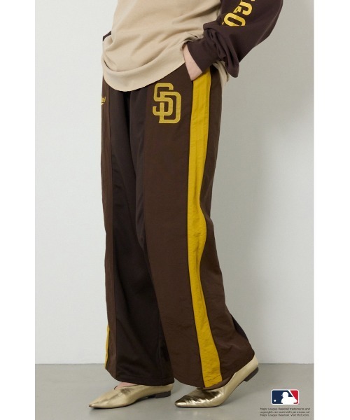 RODEO CROWNS WIDE BOWL（ロデオクラウンズワイドボウル）の「(MLB)ドッキングトラックパンツ（その他パンツ・レディース・ライトグレー/ブラウン/ネイビー・LARGE/MEDIUM）」の2枚目の写真