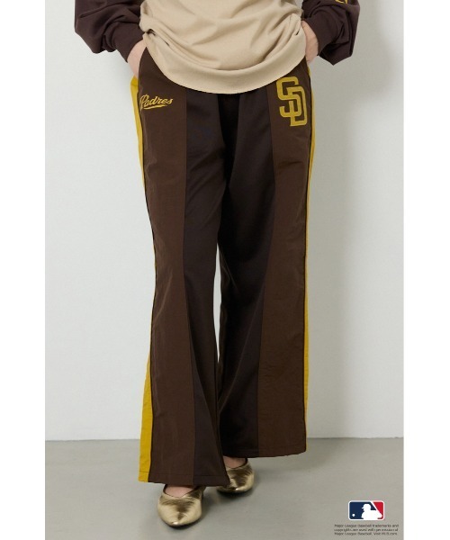 RODEO CROWNS WIDE BOWL（ロデオクラウンズワイドボウル）の「(MLB)ドッキングトラックパンツ（その他パンツ・レディース・ライトグレー/ブラウン/ネイビー・LARGE/MEDIUM）」の4枚目の写真