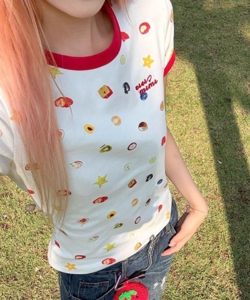 GEMEDA(ジェメダ)の「フードモチーフ総柄リンガーTシャツ(Tシャツ/カットソー・レディース・ホワイト/ホワイト系その他・M)」の4枚目の写真