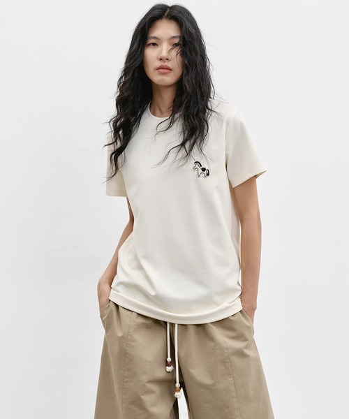 EIGHTHMONTH(エイスマンス)の「ホースワッペン クルーネックTシャツ EM26s057【EIGHTHMONTH】(Tシャツ/カットソー・レディース・ネイビー/アイボリー・S/M)」の1枚目の写真