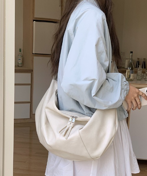 Teem Store(チームストア)の「【大容量/A4対応】ハーフムーンPUショルダーバッグ(ショルダーバッグ・レディース・ブラウン/ブラック/ホワイト・F)」の1枚目の写真