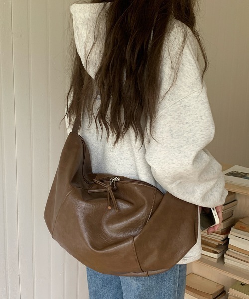 Teem Store(チームストア)の「【大容量/A4対応】ハーフムーンPUショルダーバッグ(ショルダーバッグ・レディース・ブラウン/ブラック/ホワイト・F)」の13枚目の写真