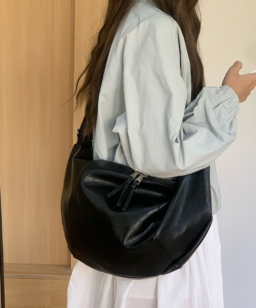 Teem Store(チームストア)の「【大容量/A4対応】ハーフムーンPUショルダーバッグ(ショルダーバッグ・レディース・ブラウン/ブラック/ホワイト・F)」の11枚目の写真
