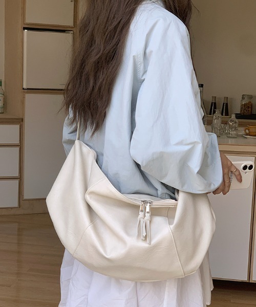 Teem Store(チームストア)の「【大容量/A4対応】ハーフムーンPUショルダーバッグ(ショルダーバッグ・レディース・ブラウン/ブラック/ホワイト・F)」の9枚目の写真