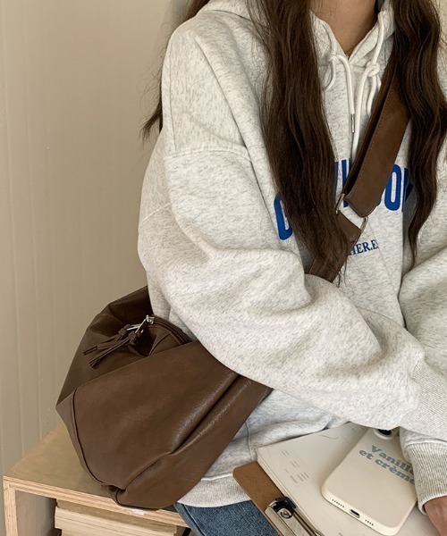 Teem Store(チームストア)の「【大容量/A4対応】ハーフムーンPUショルダーバッグ(ショルダーバッグ・レディース・ブラウン/ブラック/ホワイト・F)」の14枚目の写真
