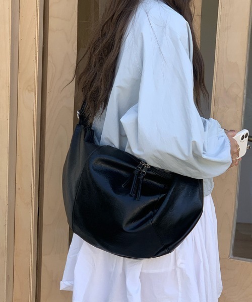 Teem Store(チームストア)の「【大容量/A4対応】ハーフムーンPUショルダーバッグ(ショルダーバッグ・レディース・ブラウン/ブラック/ホワイト・F)」の12枚目の写真