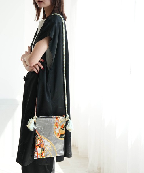 utatane(ウタタネ)の「帯リメイク maison utatane ショルダーバッグ 銀の花御所車(ショルダーバッグ・レディース・シルバー・FREE)」の3枚目の写真