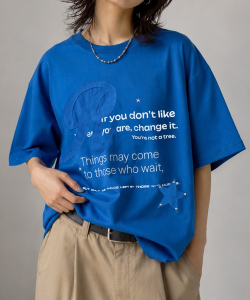 SlashDate(スラッシュデイト)の「【82】Y2K スタッズ ワッペン メッセージプリント クルーネックTシャツ/ユニセックス/レディース/メンズ(Tシャツ/カットソー・レディース・ピンク/アイボリー/ブラック/ブルー・S/L/M)」の3枚目の写真