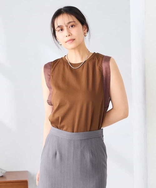 a.v.v（アーヴェヴェ）の「オーガンジースリーブトップス（Tシャツ/カットソー・レディース・レッド/ブラウン・39）」の4枚目の写真