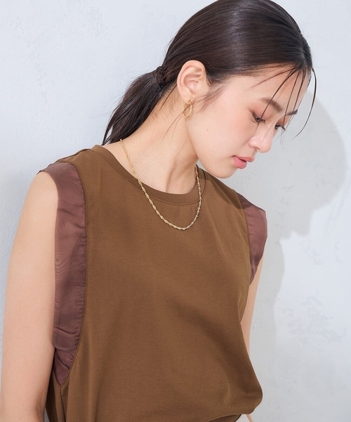 a.v.v（アーヴェヴェ）の「オーガンジースリーブトップス（Tシャツ/カットソー・レディース・レッド/ブラウン・39）」の10枚目の写真
