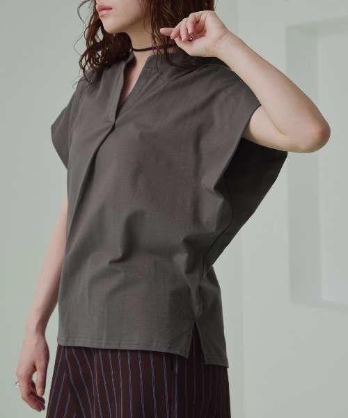 W:Huku(フーク)の「キーネック フレンチスリーブ カット Tシャツ(Tシャツ/カットソー・レディース・チャコール/ライトブラウン・FREE)」の1枚目の写真