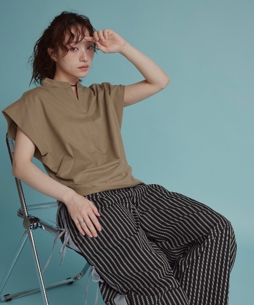 W:Huku(フーク)の「キーネック フレンチスリーブ カット Tシャツ(Tシャツ/カットソー・レディース・チャコール/ライトブラウン・FREE)」の10枚目の写真