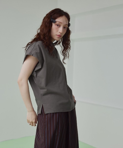 W:Huku(フーク)の「キーネック フレンチスリーブ カット Tシャツ(Tシャツ/カットソー・レディース・チャコール/ライトブラウン・FREE)」の5枚目の写真