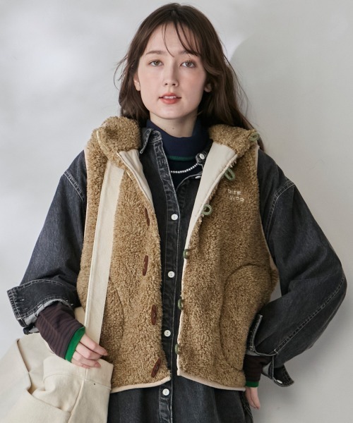 KRIFF MAYER Lady's Collection(クリフメイヤーレディースコレクション)の「シャギーボアボタンフードベスト(ベスト・レディース・カラフル/セージグリーン/ナチュラル/チャコール/ベージュ/グレー・LARGE/MEDIUM)」の4枚目の写真