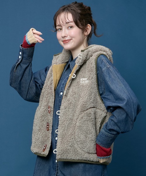 KRIFF MAYER Lady's Collection(クリフメイヤーレディースコレクション)の「シャギーボアボタンフードベスト(ベスト・レディース・カラフル/セージグリーン/ナチュラル/チャコール/ベージュ/グレー・LARGE/MEDIUM)」の2枚目の写真