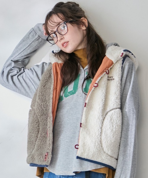 KRIFF MAYER Lady's Collection(クリフメイヤーレディースコレクション)の「シャギーボアボタンフードベスト(ベスト・レディース・カラフル/セージグリーン/ナチュラル/チャコール/ベージュ/グレー・LARGE/MEDIUM)」の6枚目の写真