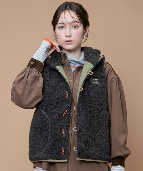 KRIFF MAYER Lady's Collection(クリフメイヤーレディースコレクション)の「シャギーボアボタンフードベスト(ベスト・レディース・カラフル/セージグリーン/ナチュラル/チャコール/ベージュ/グレー・LARGE/MEDIUM)」の3枚目の写真