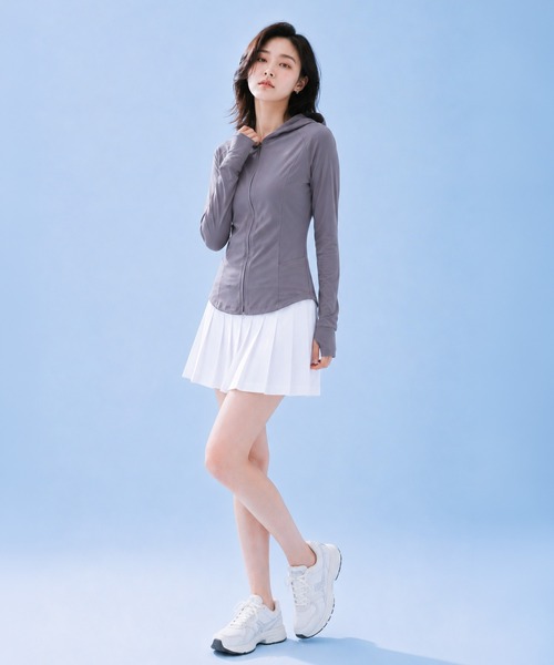 by LEGNA(バイレグナ)の「COOLIFYフェイスカバー付きUVパーカー(パーカー・レディース・ダークグレー/ホワイト/ブラック・MEDIUM/LARGE/SMALL)」の17枚目の写真