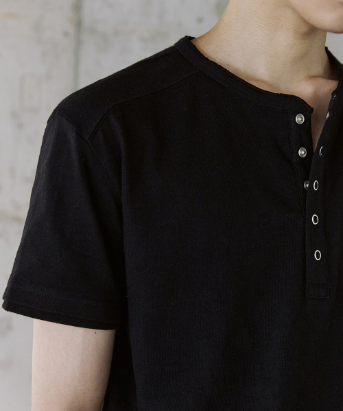 P.IN.O(ピインオ)の「コットンレイヤードヘンリーネックショートスリーブ - ブラック(Tシャツ/カットソー・メンズ・その他・MEDIUM/LARGE)」の2枚目の写真