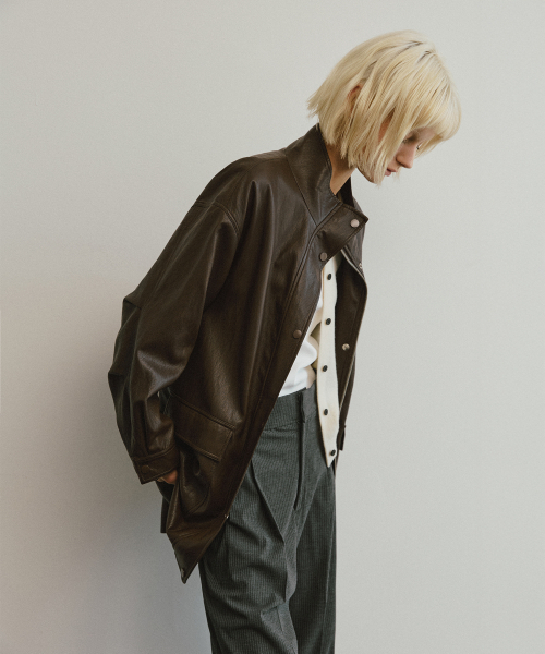 LEFTSEOUL（レフトソウル）の「シンセティックレザー ハイネック オーバーサイズジャケット [ブラウン]（その他アウター・レディース・ブラウン・SMALL/MEDIUM）」の3枚目の写真