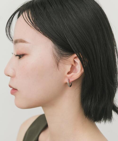 SMELLY(スメリー)の「シンプルフープオメガイヤリング(イヤリング・レディース・ゴールド/シルバー・-)」の5枚目の写真