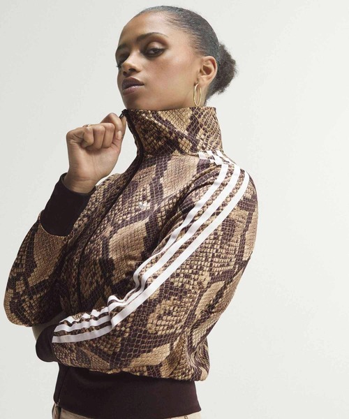 adidas（アディダス）の「サテン スネーク プリント ファイヤーバード トラックジャケット / ジャージ / トラックジャケット / アディダスオリジナルス adidas Originals（ジャージ・レディース・ベージュ・XX-LARGE/SMALL/MEDIUM/LARGE/3XL/X-LARGE）」の2枚目の写真