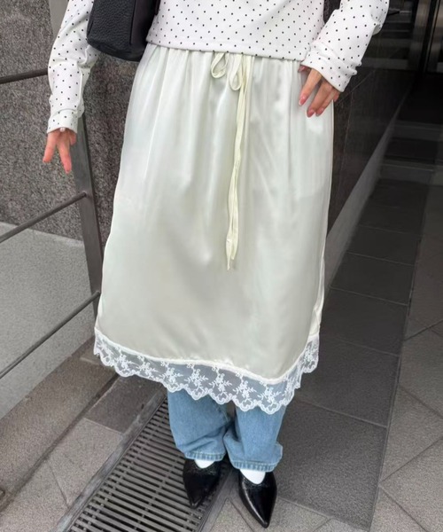 mebole(メボレ)の「satin lace long skirt(スカート・レディース・ブルー/アイボリー・FREE)」の3枚目の写真