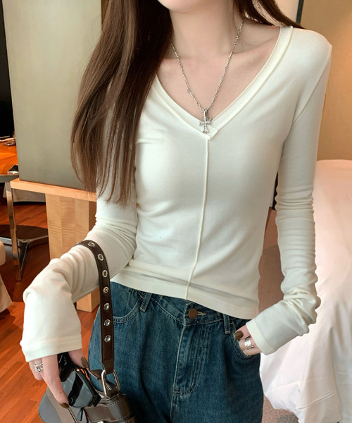 2ly2(トゥーリートゥー)の「Vネック センターシーム 長袖カットソー(Tシャツ/カットソー・レディース・アイボリー/グレー・FREE)」の7枚目の写真