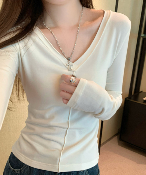 2ly2(トゥーリートゥー)の「Vネック センターシーム 長袖カットソー(Tシャツ/カットソー・レディース・アイボリー/グレー・FREE)」の9枚目の写真