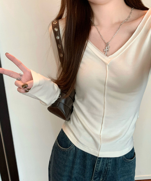 2ly2(トゥーリートゥー)の「Vネック センターシーム 長袖カットソー(Tシャツ/カットソー・レディース・アイボリー/グレー・FREE)」の10枚目の写真