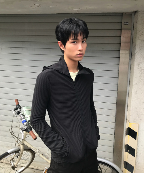 AREUBAN(アルバン)の「プリーツチュニック ジップアップパーカー_SLEEK ブラック(パーカー・メンズ・ブラック・2/3)」の1枚目の写真