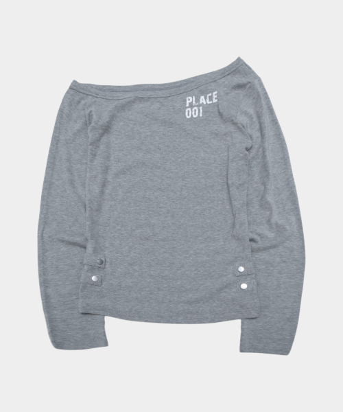 PLACE STUDIO(プレイススタジオ)の「ナポレオン・ディテール・プリント・ワンオフショルダー長袖Tシャツ_2色(Tシャツ/カットソー・レディース・ブラック/グレー・FREE)」の3枚目の写真
